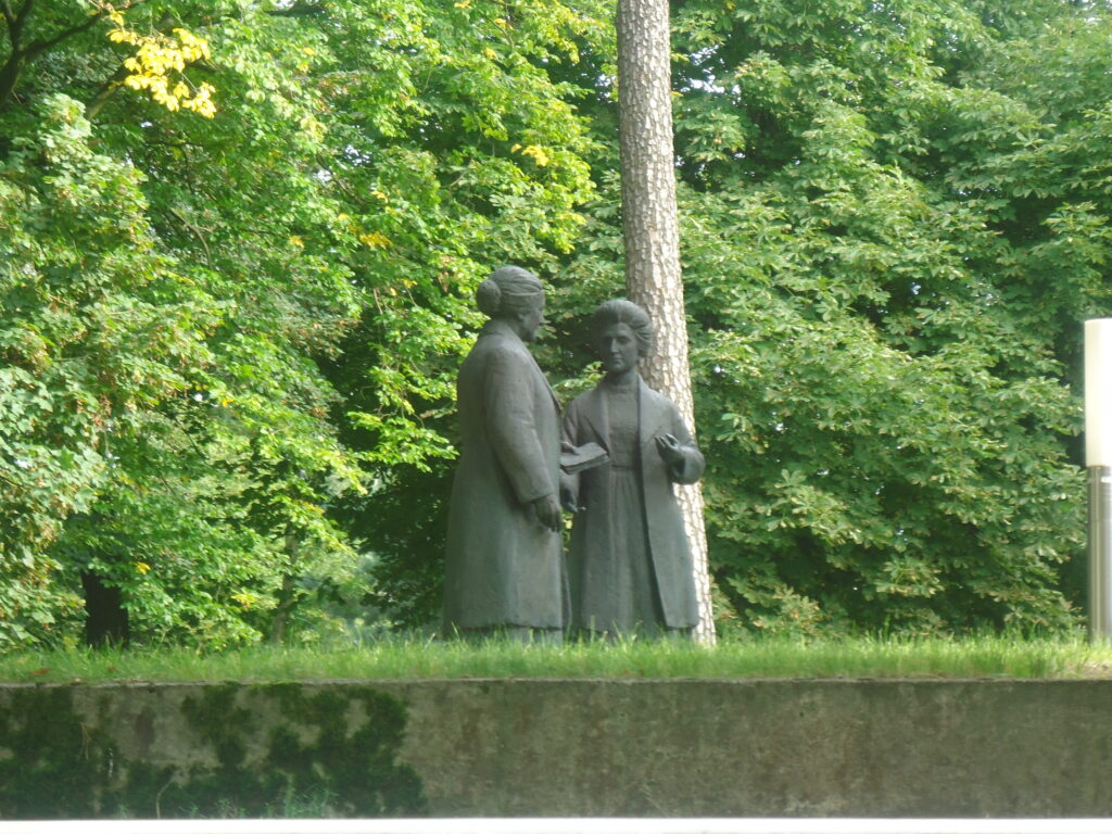 Skulpturengruppe, Clara Zetkin und Rosa Luxemburg, Foto: U. Krzeszowski, Lizenz: Touristeninformation Birkenwerder
