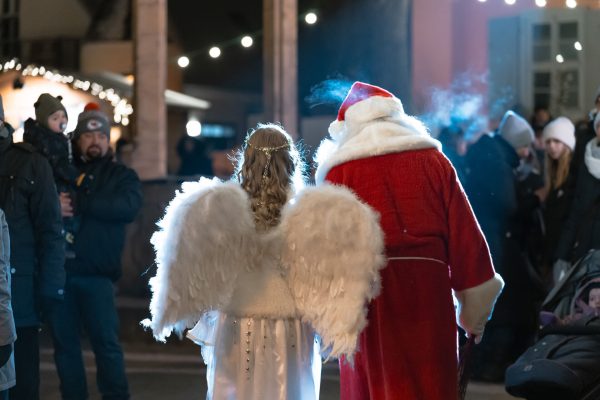 Weihnachtsmarkt Liebenberg - Engel und Mann, Foto: DKB STIFTUNG, Lizenz: DKB STIFTUNG